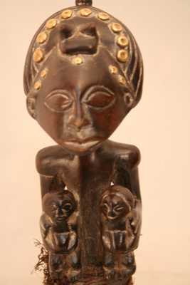 Tchokwe (statue), d`afrique : Rép.dém. du Congo-Angola., statuette Tchokwe (statue), masque ancien africain Tchokwe (statue), art du Rép.dém. du Congo-Angola. - Art Africain, collection privées Belgique. Statue africaine de la tribu des Tchokwe (statue), provenant du Rép.dém. du Congo-Angola., 1361/5365.Belle statue de chef Tchokwe (Kamponya wa mwanangana).Il se présente comme protecteur des enfants de la tribu et porte deux enfants dans les bras. h.28cm. :bois, belle patine brun foncée, cloux en cuivre, tissu en fibres locales. milieu du 20eme sc
(col.Minga)

Mooi beeld van een Tchokwe chef(Kamponya wa
mwanangana).Hij wordt voorgestelt als beschermer van de kinderen van het dorp en draagt twee kinderen.Hout met donkere patina,spijkers,een pagne uit lokale raphia vezels gemaakt.Midden de 20ste eeuw.28cm.h.
. art,culture,masque,statue,statuette,pot,ivoire,exposition,expo,masque original,masques,statues,statuettes,pots,expositions,expo,masques originaux,collectionneur d`art,art africain,culture africaine,masque africain,statue africaine,statuette africaine,pot africain,ivoire africain,exposition africain,expo africain,masque origina africainl,masques africains,statues africaines,statuettes africaines,pots africains,expositions africaines,expo africaines,masques originaux  africains,collectionneur d`art africain